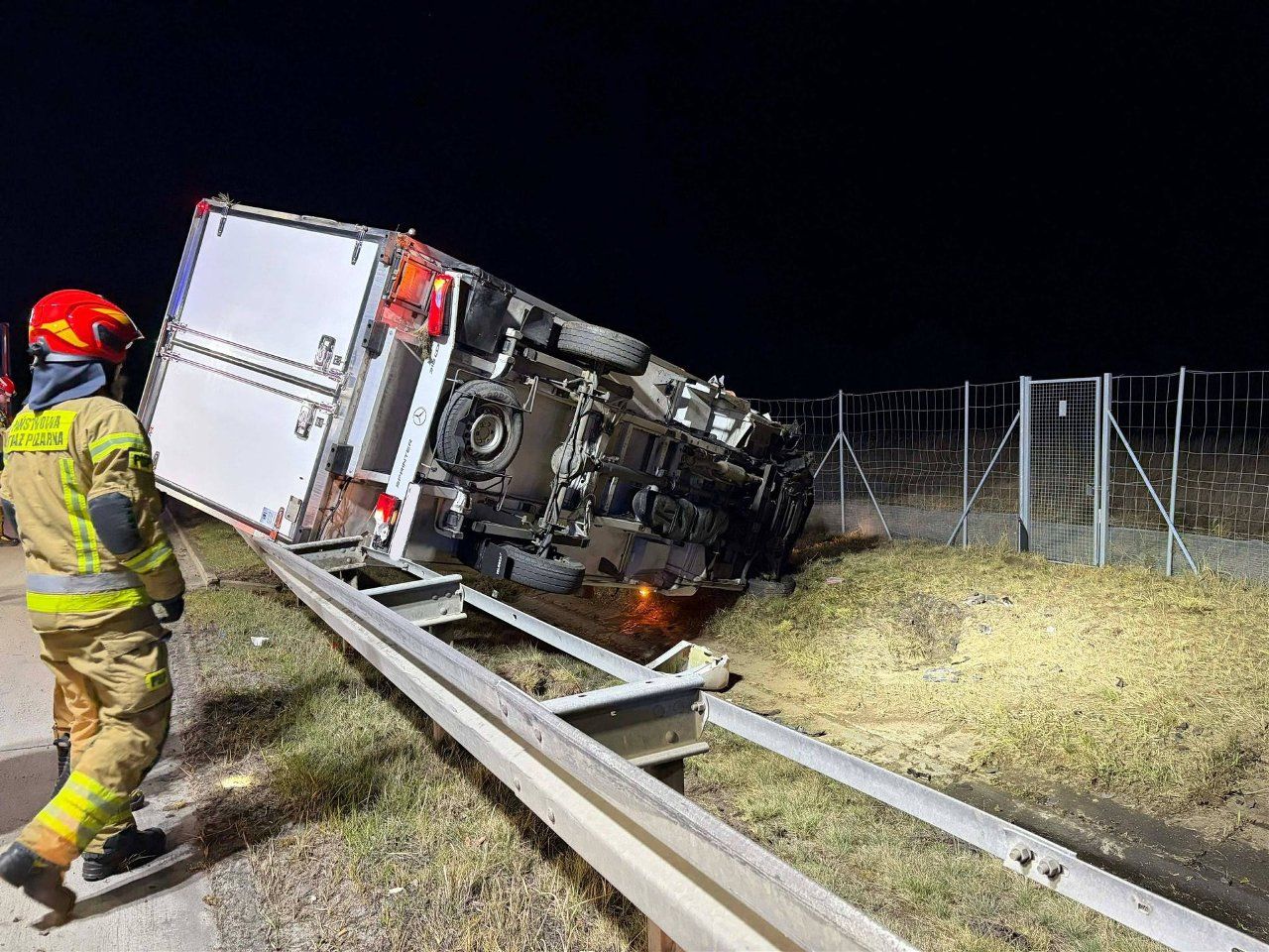 Poważny wypadek na autostradzie. Część samochodu zawisła na barierach energochłonnych
