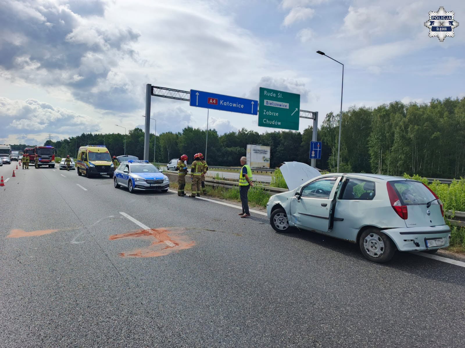 Poranny wypadek na A4. Zderzyły się trzy pojazdy, trwa pilna akcja służb