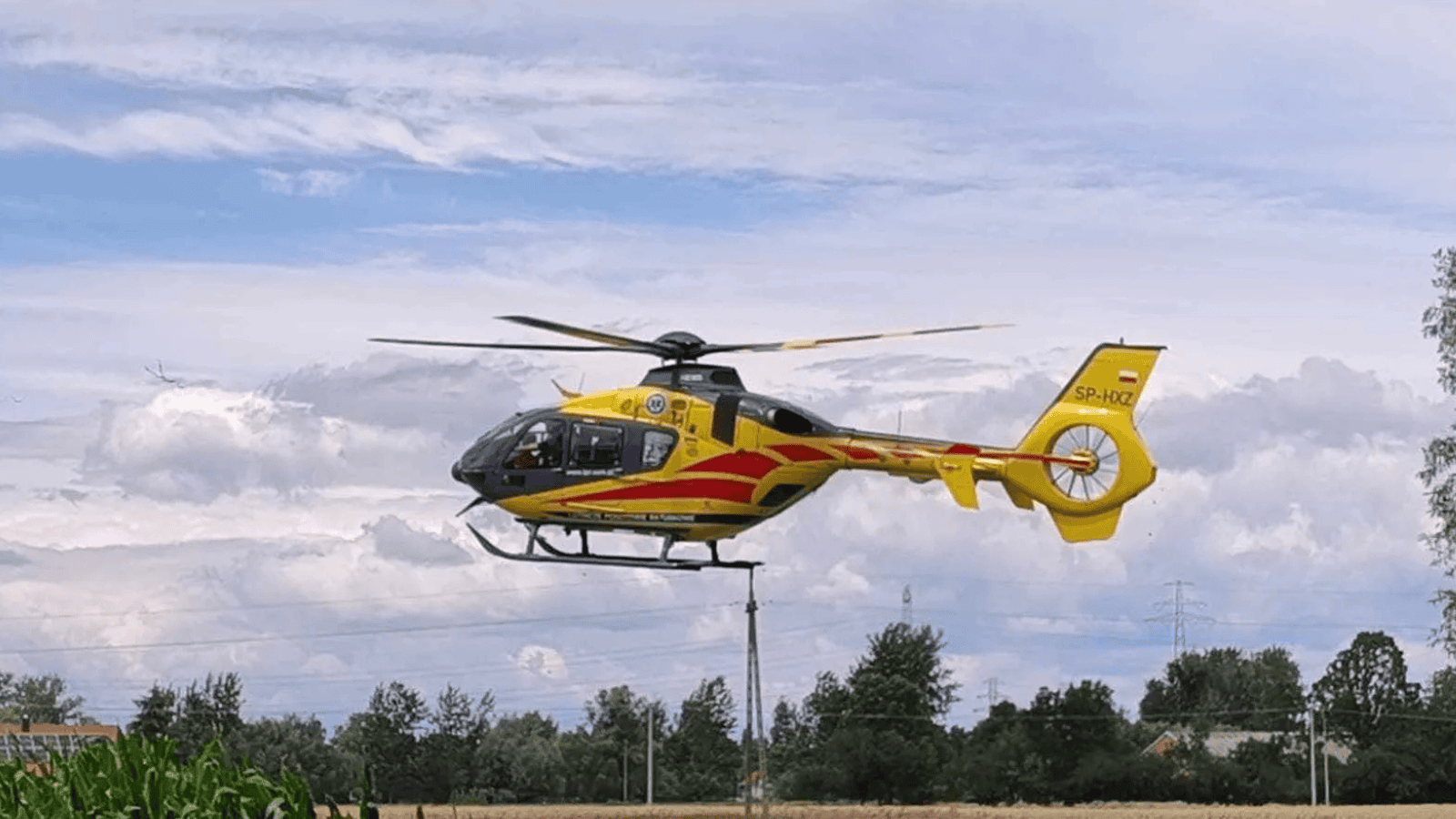Dramatyczny wypadek na DW982. Lądował śmigłowiec LPR, droga zablokowana