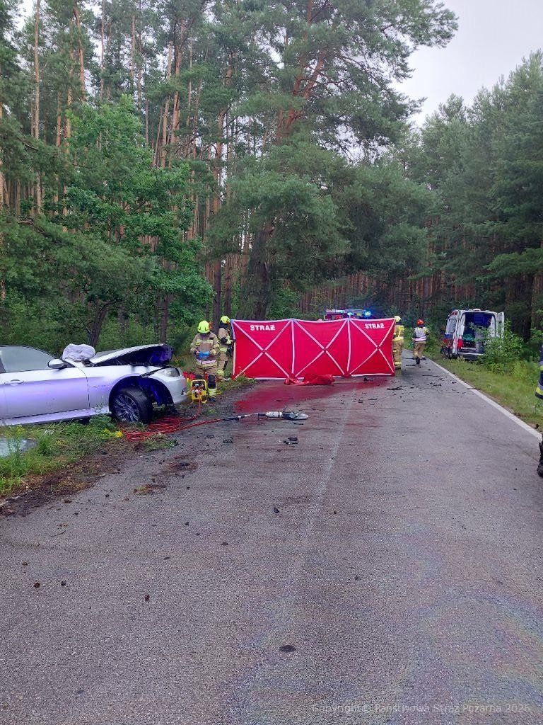 Czołowe zderzenie karetki i osobówki. Ranny 18-latek, LPR nie mógł wylądować