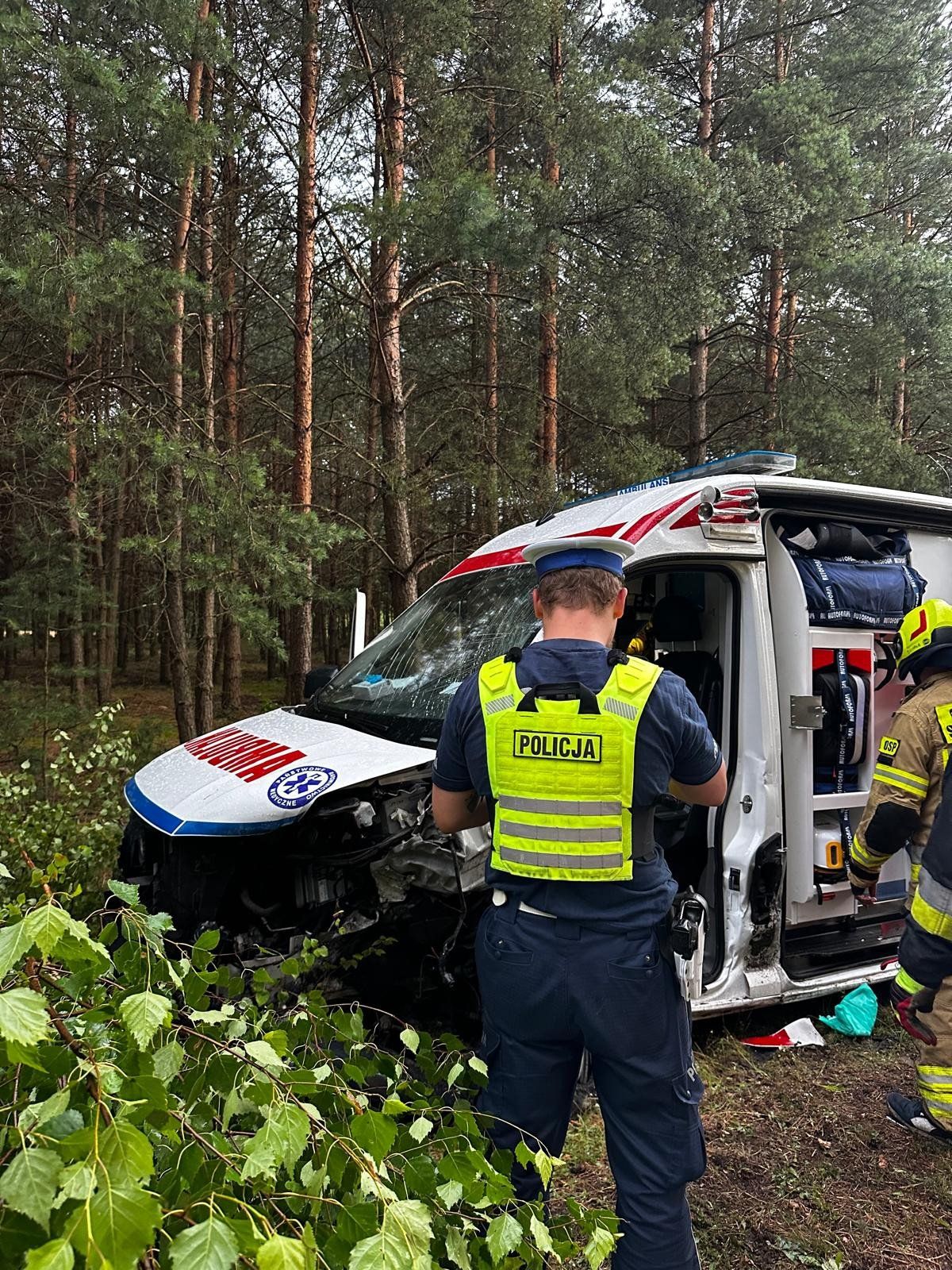 Czołowe zderzenie karetki i osobówki. Ranny 18-latek, LPR nie mógł wylądować