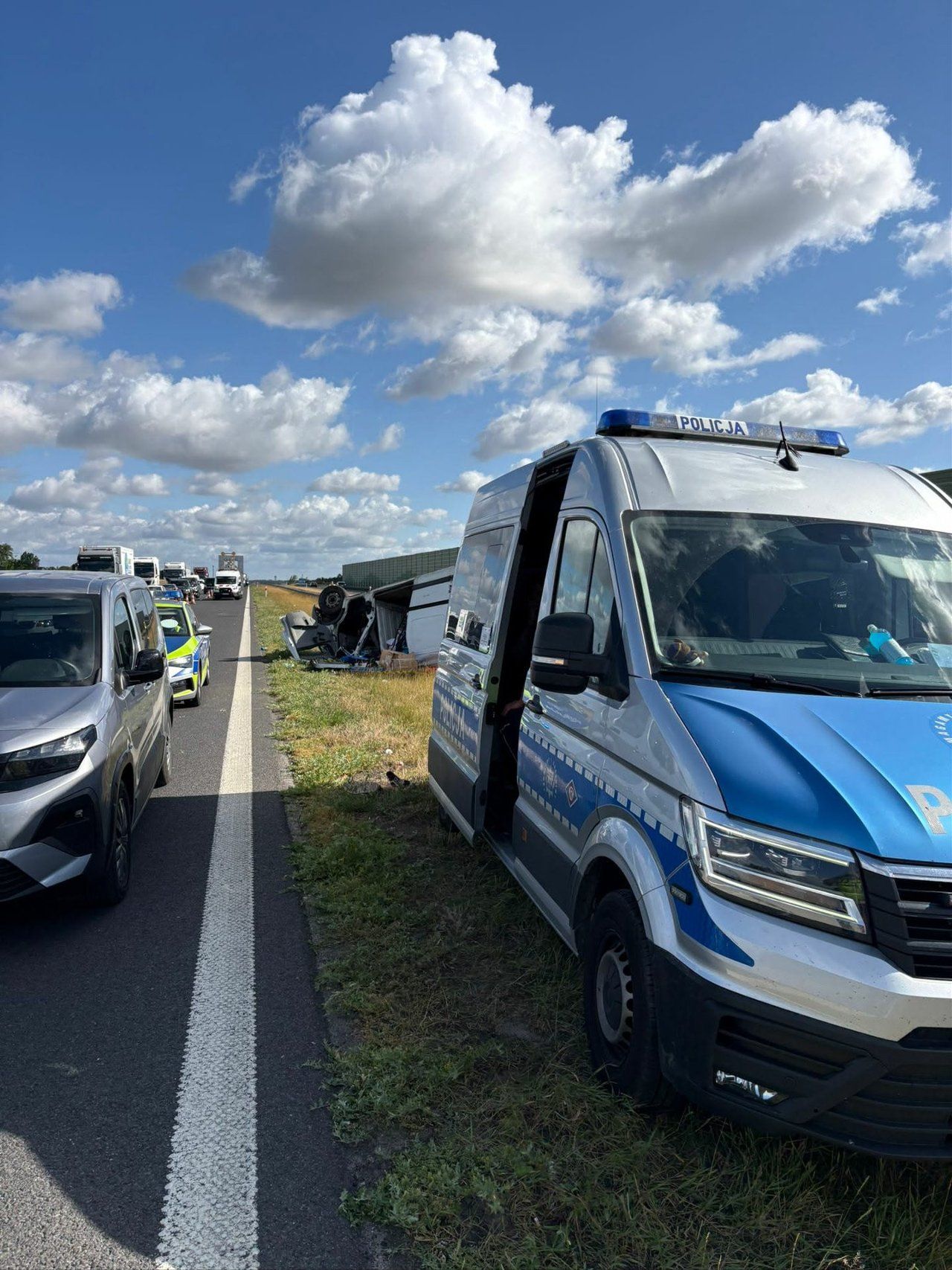 Wypadek na autostradzie A1. Bus dachował, są ranni. Droga jest zablokowana