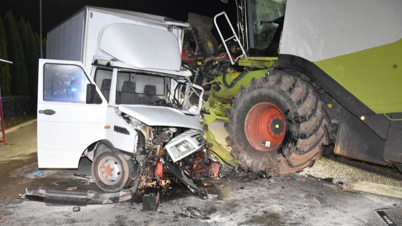 Czołowe zderzenie kombajnu z Iveco. Jedna osoba trafiła do szpitala