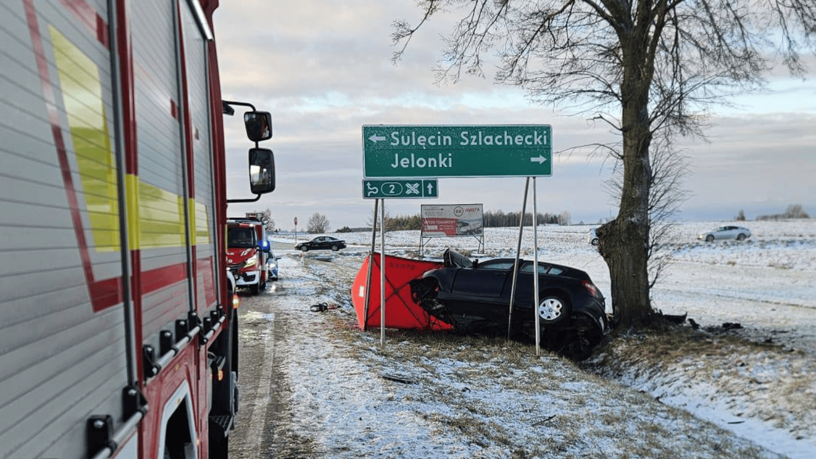 Śmiertelny wypadek w środę rano. Osobówka uderzyła w drzewo, w akcji wszystkie służby