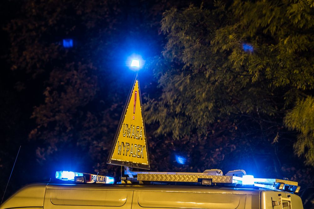 Auto roztrzaskało się o drzewo. Śmigłowiec LPR w akcji, dziecko wśród rannych