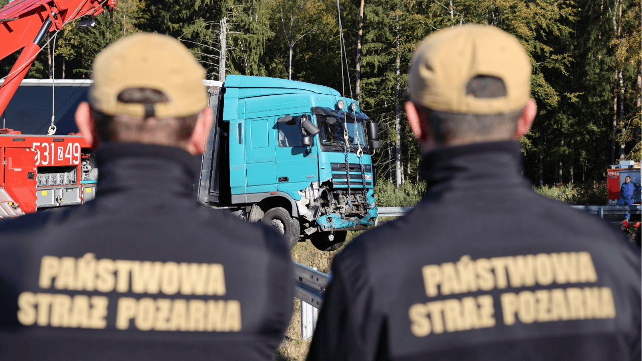 Ciężarówka zmiażdżyła auto nauki jazdy. Wiadomo, kim jest ofiara śmiertelna