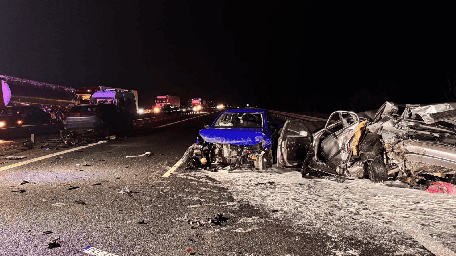 Wypadek na S8, fot. Komenda Powiatowa Państwowej Straży Pożarnej w Oleśnicy/Facebook
