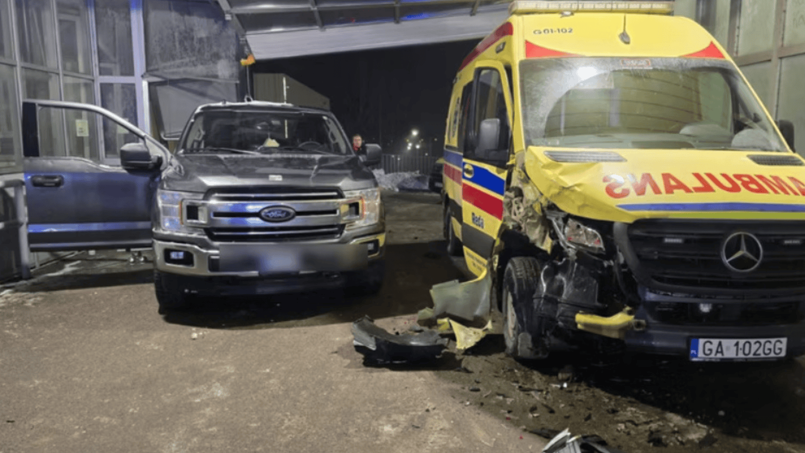 Terenówka wbiła się w karetkę i SOR. Wiemy, co się dzieje