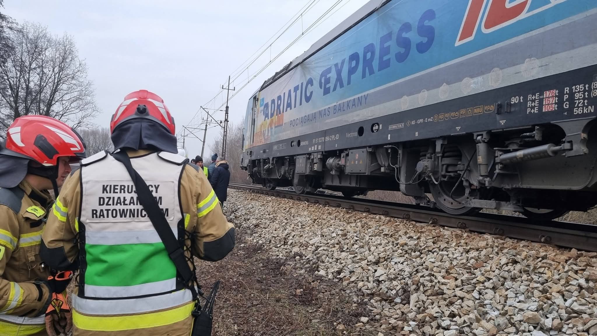 Śmierć pary 31-latków. Szlaban nie zamknął się przed pociągiem. Jest oświadczenie PKP
