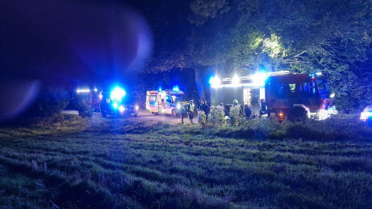 Auto wjechało w grupę nastolatków. Nie żyje jedna osoba, są ciężko ranni, sprawca uciekł