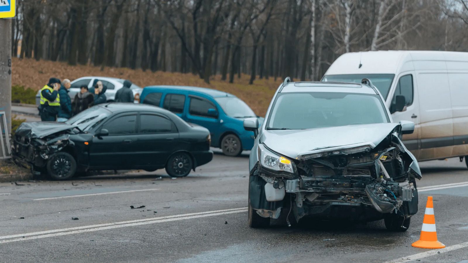 Nagłe zdarzenie na popularnej trasie. Kierowcy utknęli, służby reagują