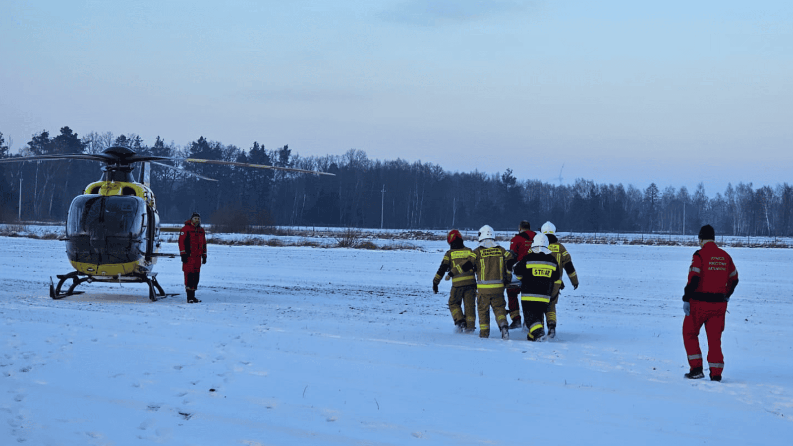 Poważny wypadek podczas kuligu. Matka i córka wpadły pod maszynę. Akcja helikoptera LPR