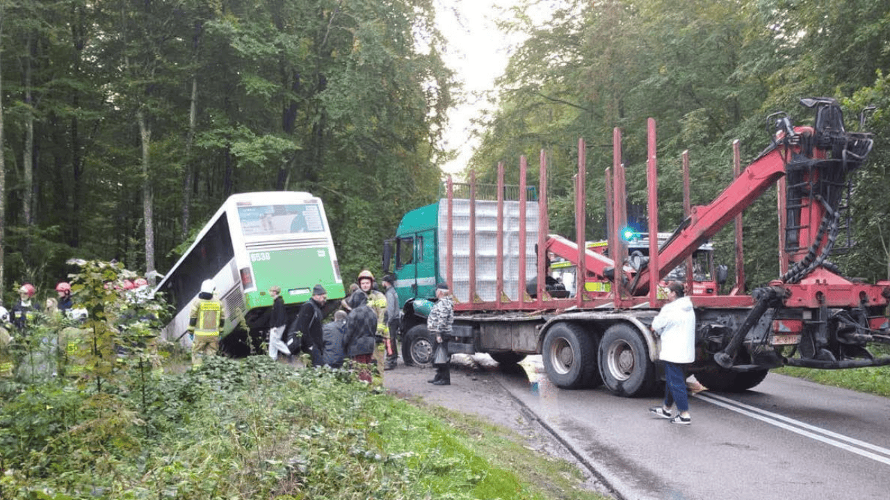 Dzieci jechały do szkoły, nagle w autobus wjechała ciężarówka. Wiemy, co z poszkodowanymi