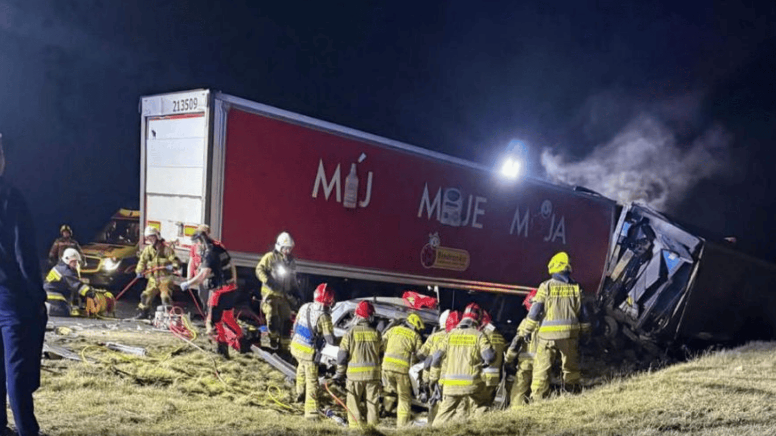 Koszmarny koniec weekendu na polskiej drodze. Nie żyją dwie osoby, trasa jest całkowicie zablokowana