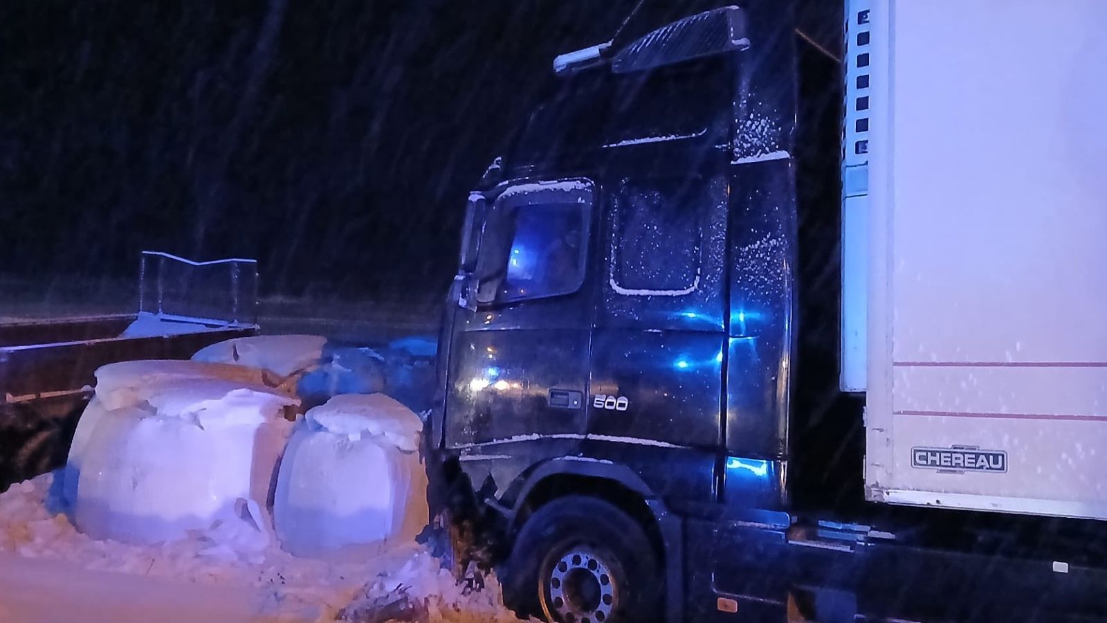 Dramatyczny wypadek na drodze krajowej. Trudne warunki. Na miejscu zespoły ratownictwa