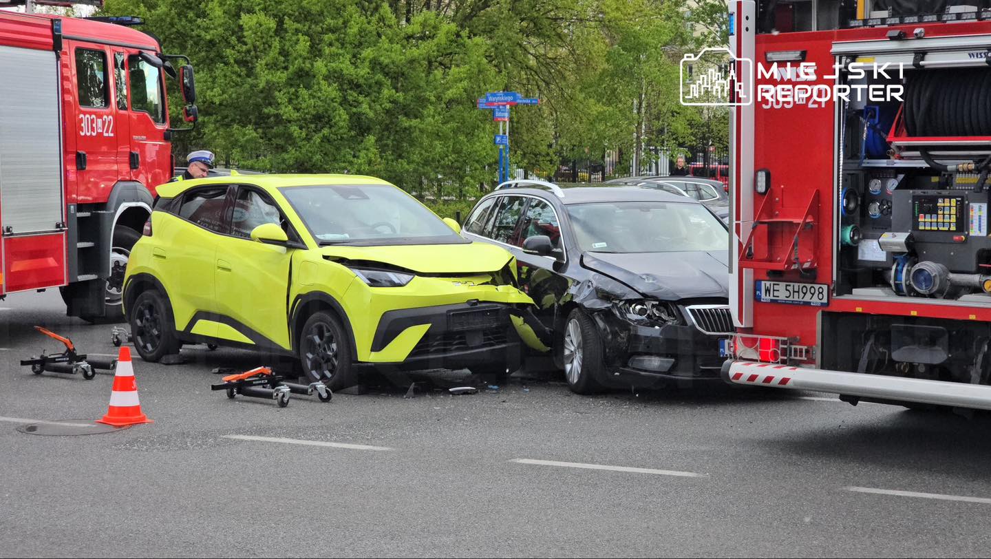 Poważny wypadek w Warszawie, w aucie znana posłanka. Jedna osoba trafiła do szpitala