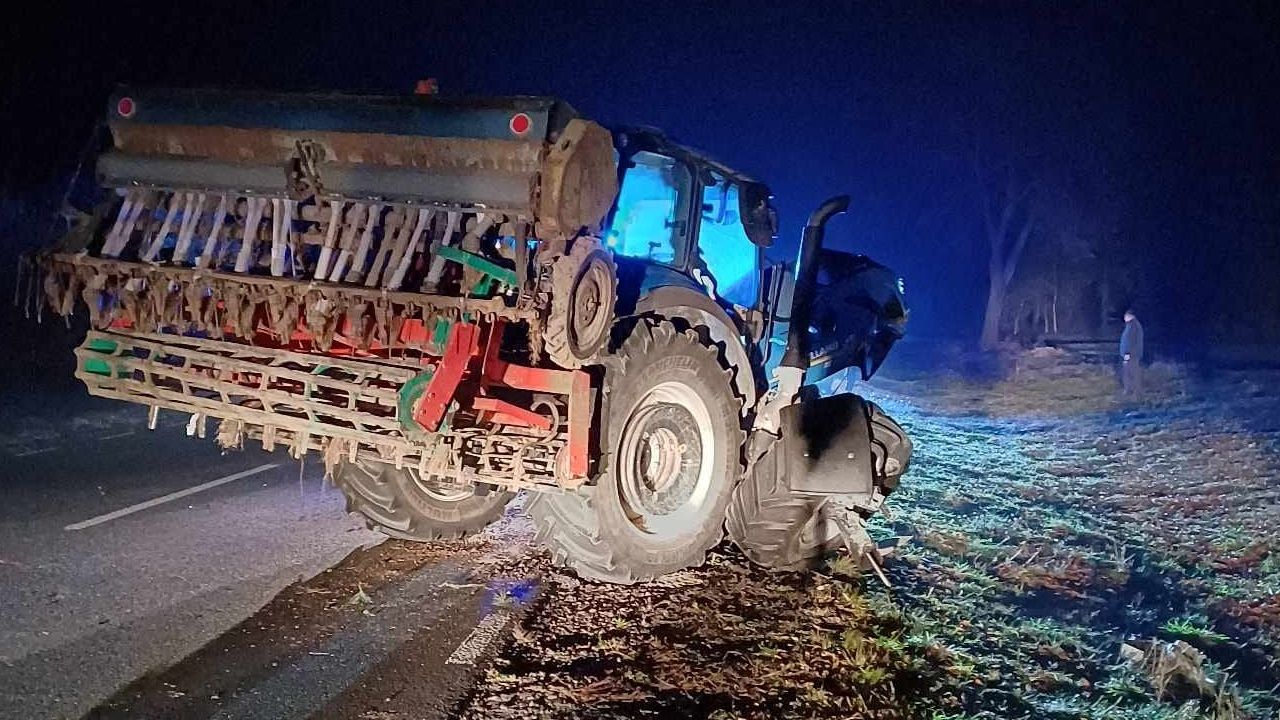 Mazowieckie: Czołowe zderzenie ciągnika z autem osobowym. Nie żyje 27-latek