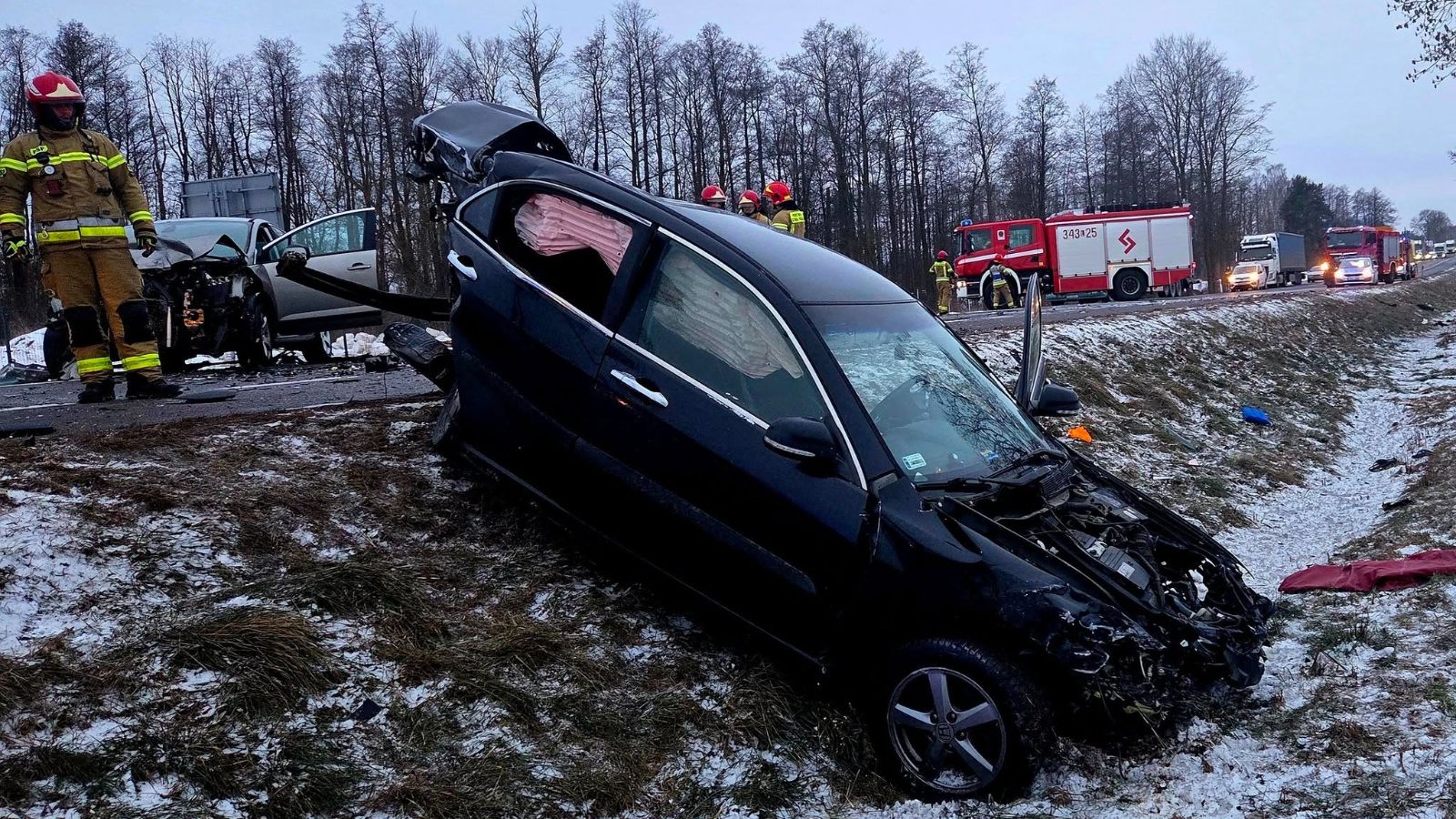 Dramatyczny wypadek na drodze krajowej. Trasa zablokowana w obu kierunkach. Są ranni