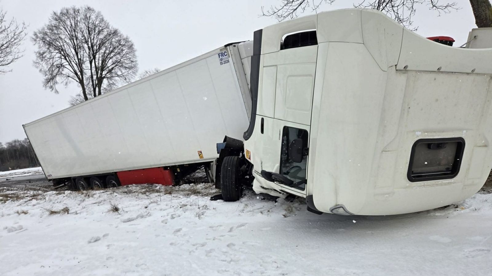 Tragiczny wypadek na drodze krajowej. Auto wbiło się w ciężarówkę. Droga całkowicie zablokowana