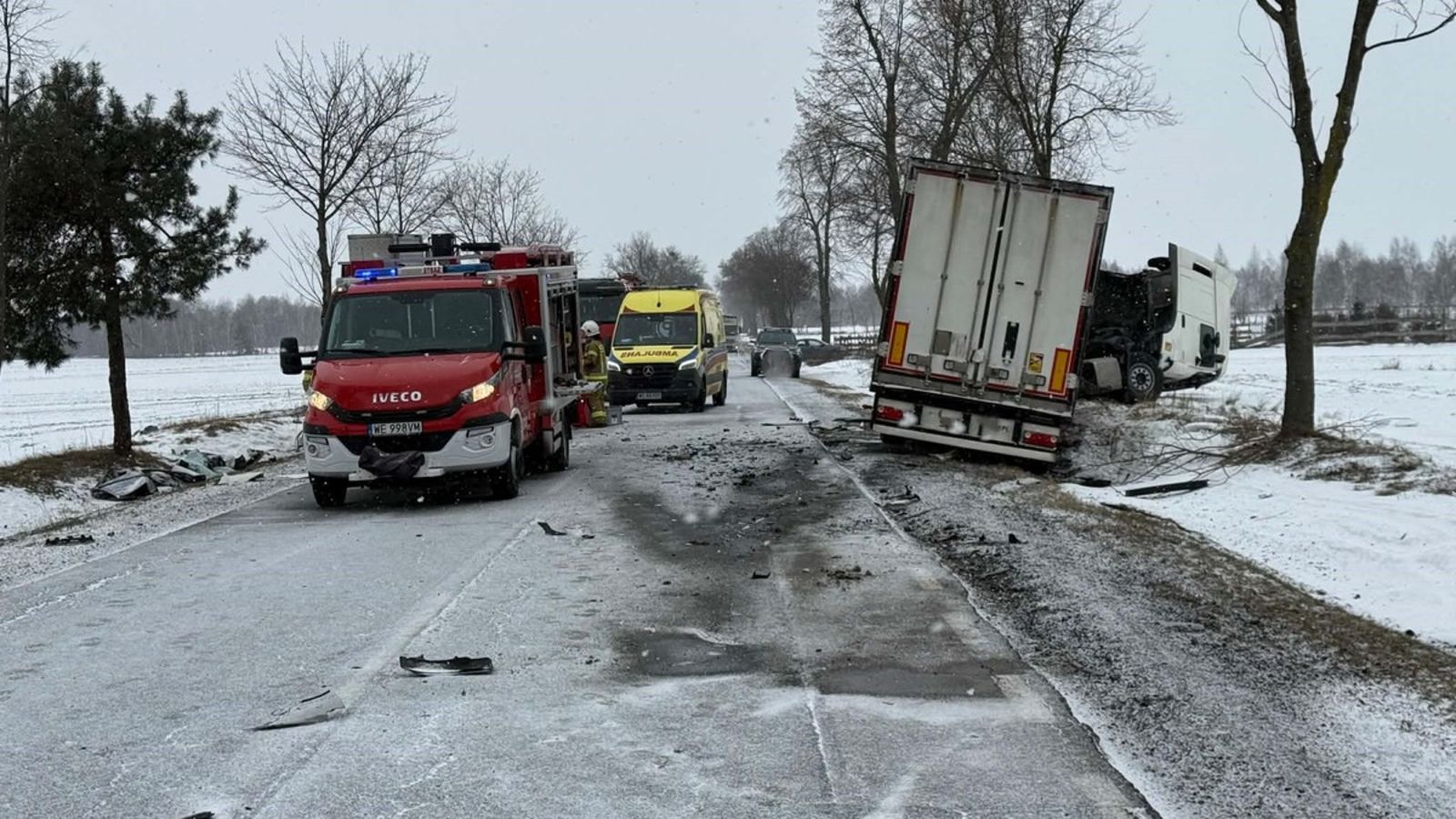 Tragiczny wypadek na drodze krajowej. Auto wbiło się w ciężarówkę. Droga całkowicie zablokowana