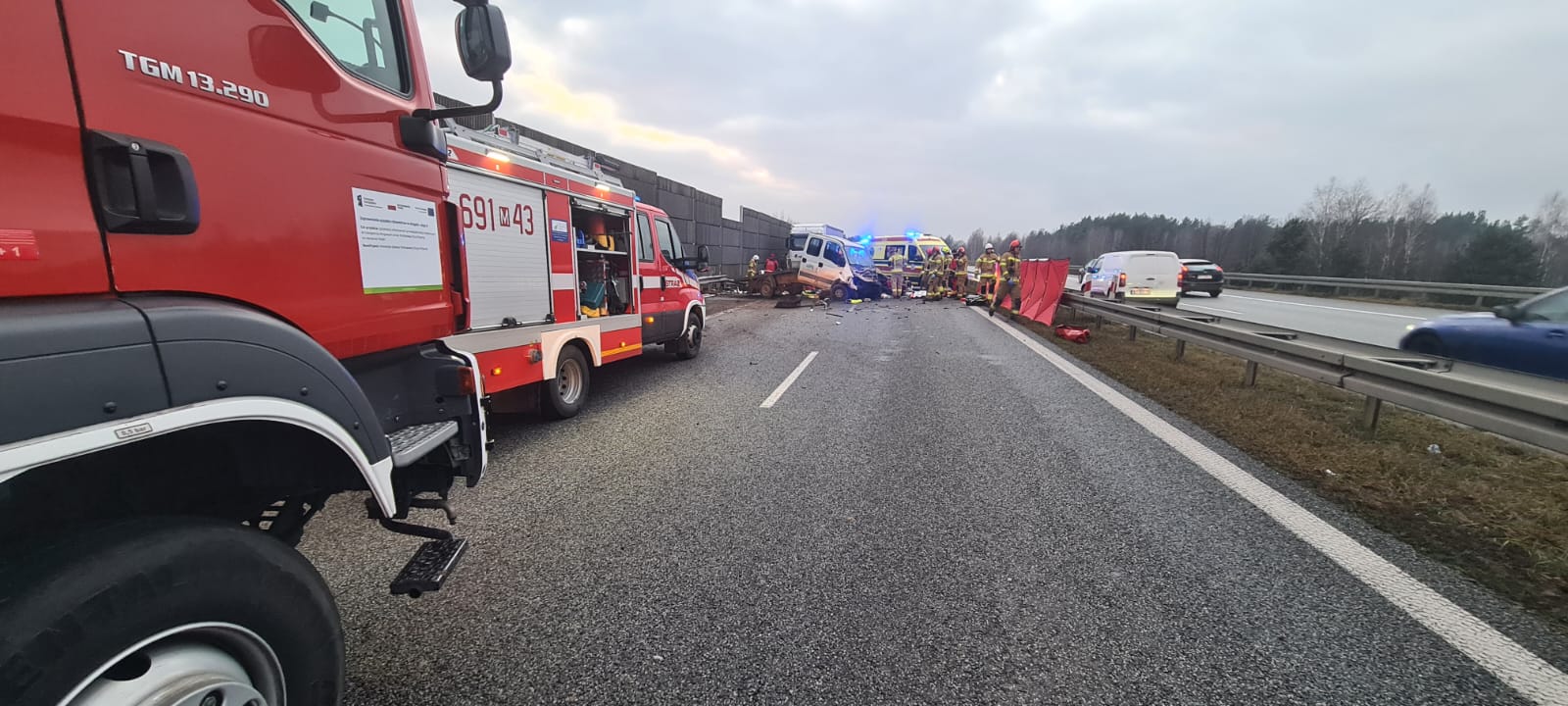 Poważny wypadek busa. Są ranni, do akcji ruszyły helikoptery LPR