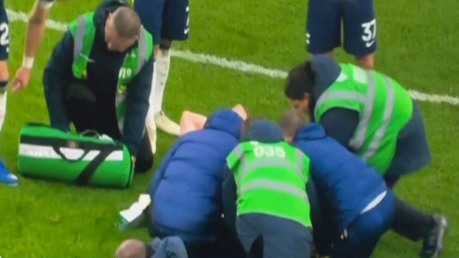 Chwile grozy na boisku. Piłkarz potrzebował pomocy, cały stadion umilkł
