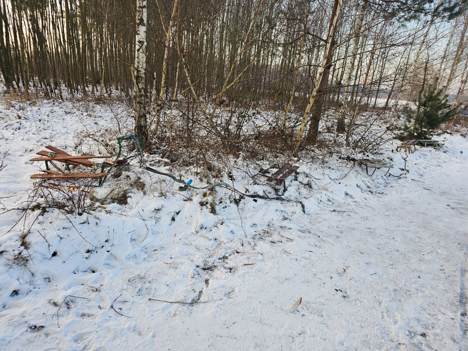 Poważny wypadek podczas kuligu. Matka i córka wpadły pod maszynę. Akcja helikoptera LPR