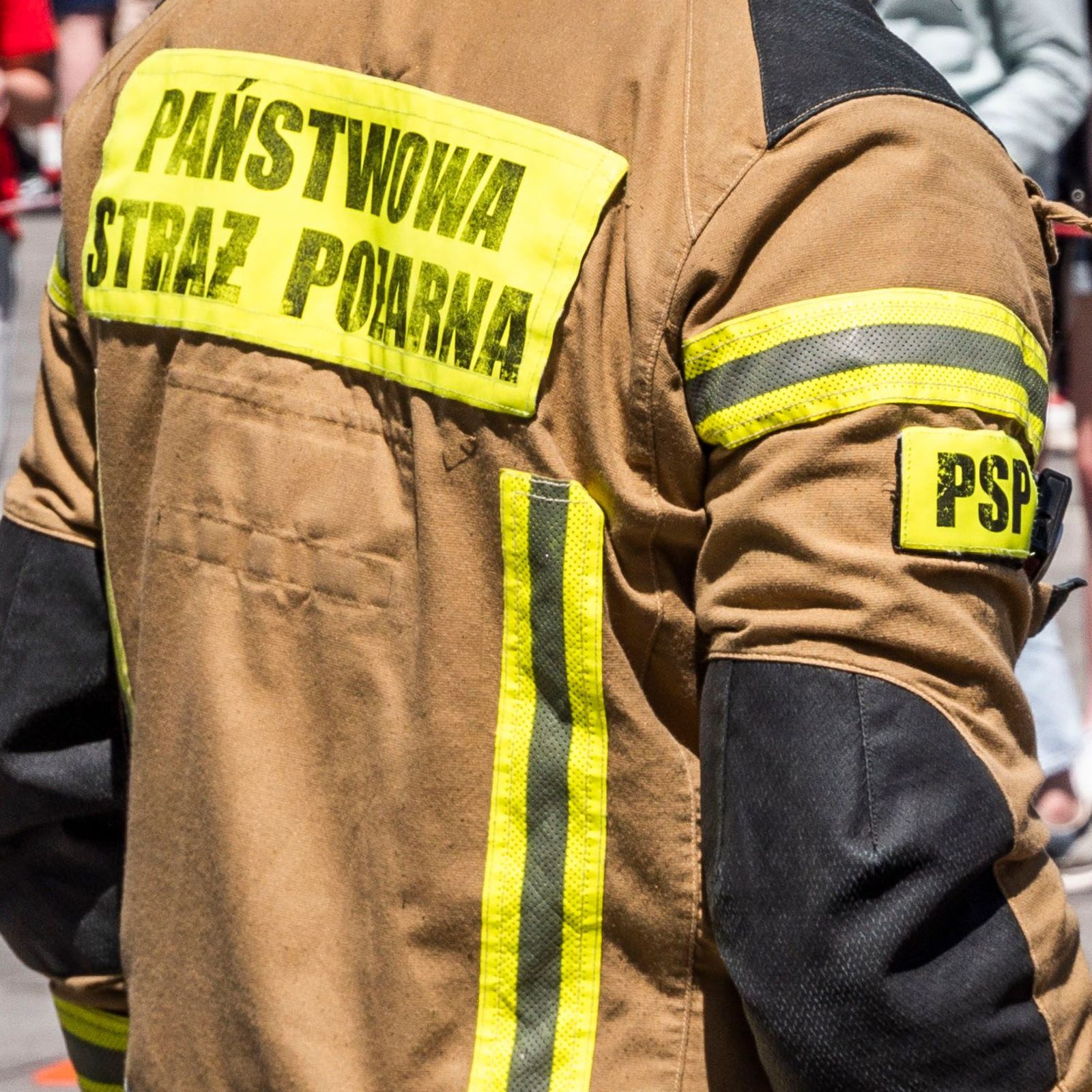 Groźny wypadek na DK78. TIR zderzył się z osobówką, strażacy musieli użyć prasy hydraulicznej
