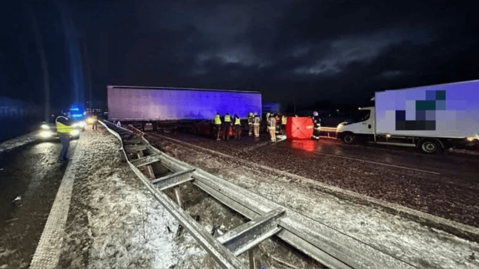 Była 5:06. Koszmar na oblodzonej drodze. Osobówka wbiła się w TIR-a. Nie żyje jedna osoba