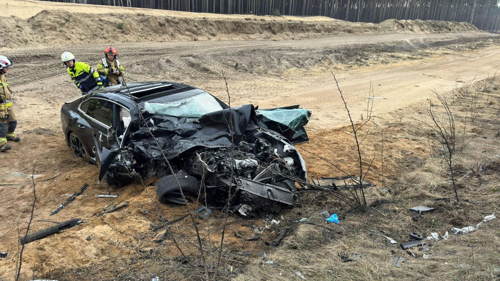 Dramatyczny wypadek. Czołowe zderzenie osobówki i ciężarówki. Są ranni, droga całkowicie zablokowana