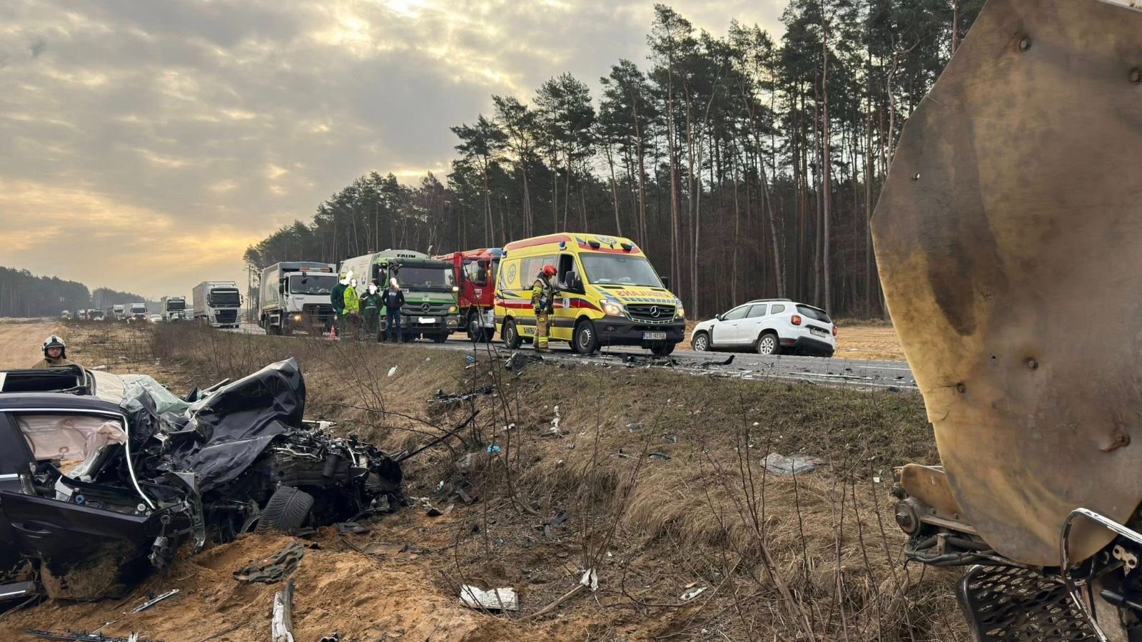 Dramatyczny wypadek. Czołowe zderzenie osobówki i ciężarówki. Są ranni, droga całkowicie zablokowana