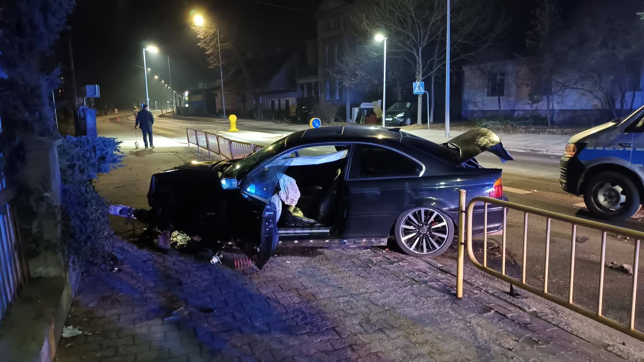 Szokujący nocny rajd 17-latka po ulicach. BMW skończyło na lampie. Służby w akcji