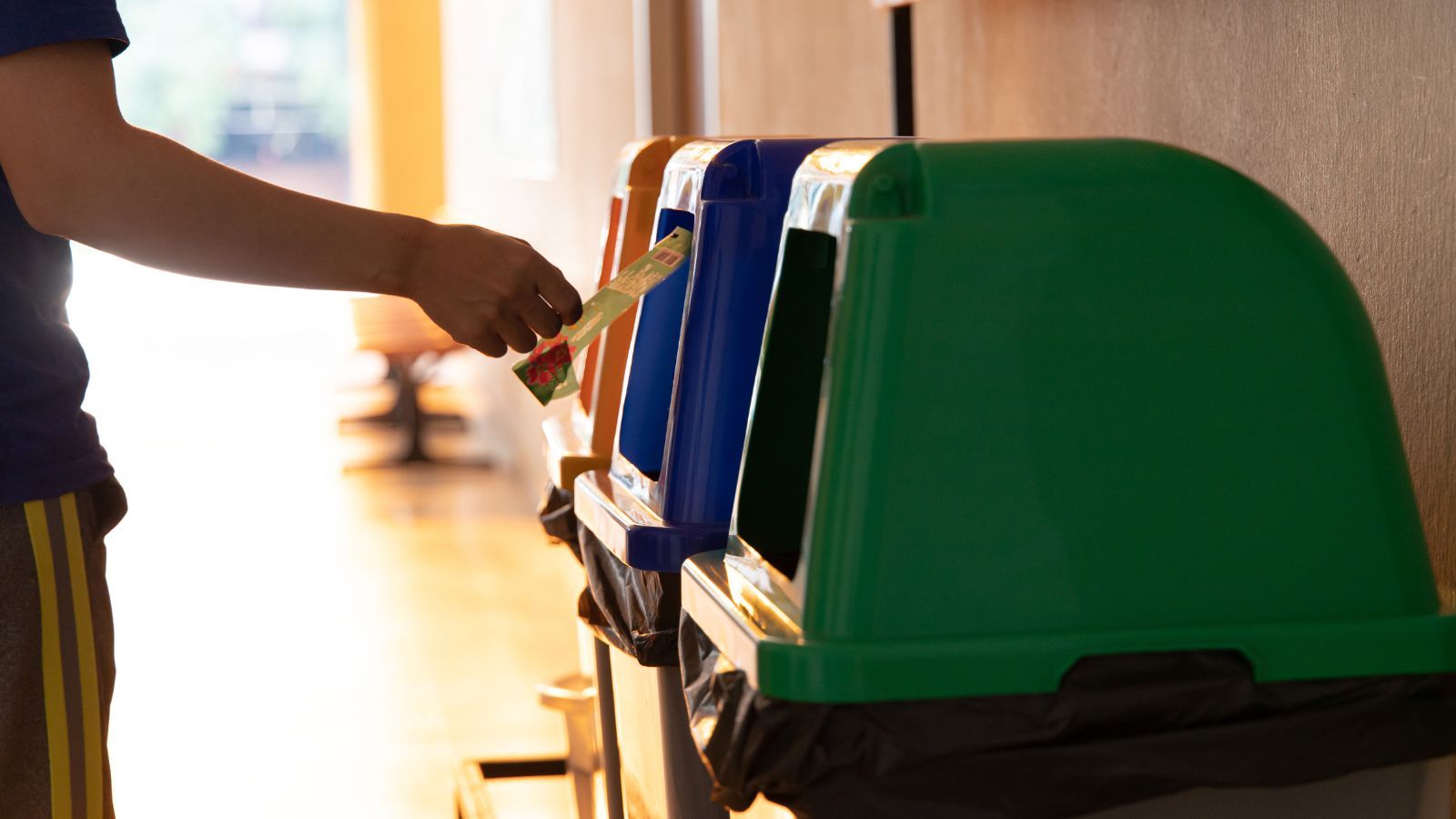 Surowe kary za złe wyrzucenie torebki po herbacie. Możesz zapłacić jeszcze więcej