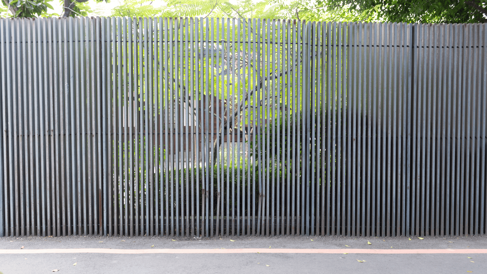 Budowa ogrodzenia po nowemu. Zlekceważenie tych zasad grozi nakazem rozbiórki