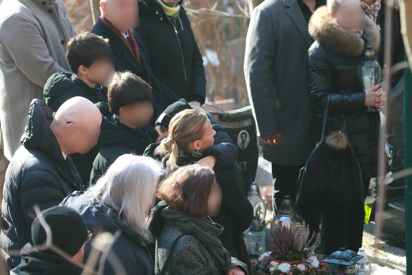 Poruszające sceny na pogrzebie Mirosława Krawczyka. Aneta Zając nie była sama. Kim jest to dziecko?