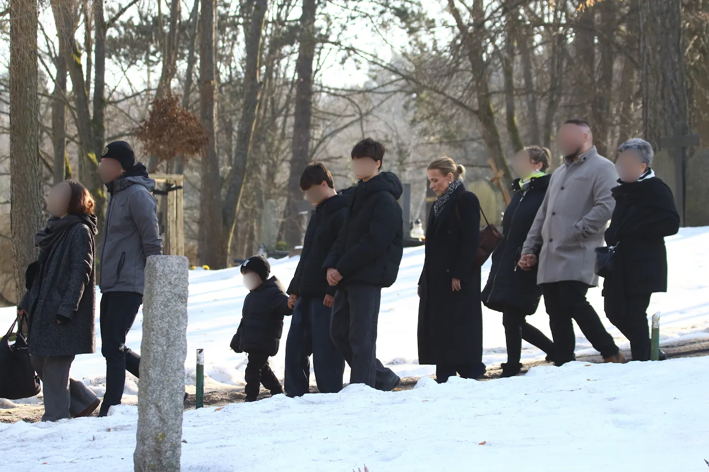 Poruszające sceny na pogrzebie Mirosława Krawczyka. Aneta Zając nie była sama. Kim jest to dziecko?