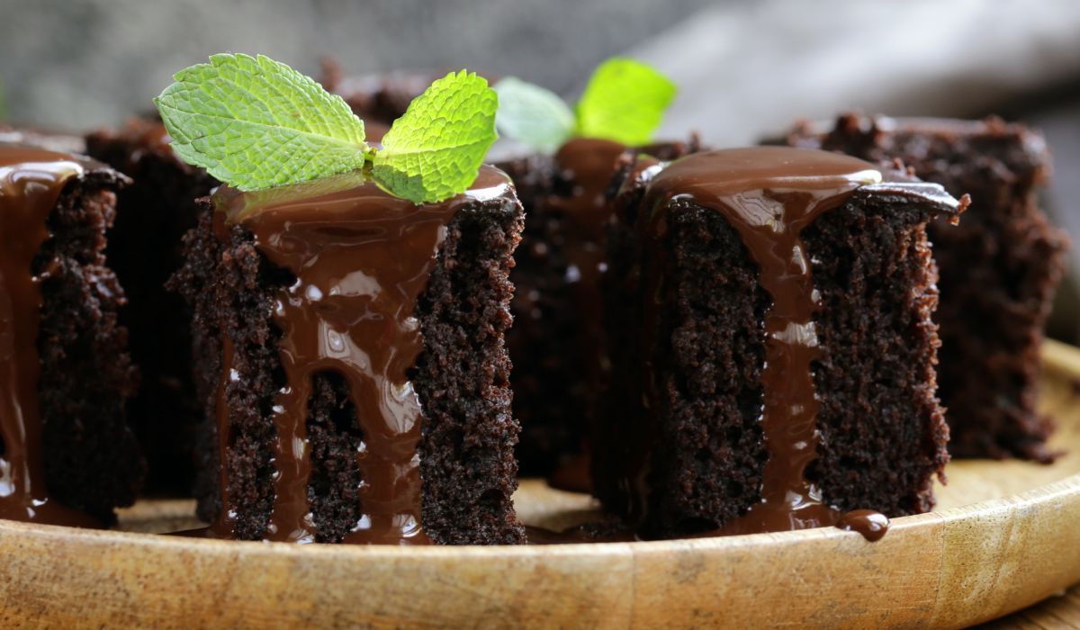 Z 2 składników zrobisz najlepsze ciasto czekoladowe. Banalnie prosty przepis podbija Internet