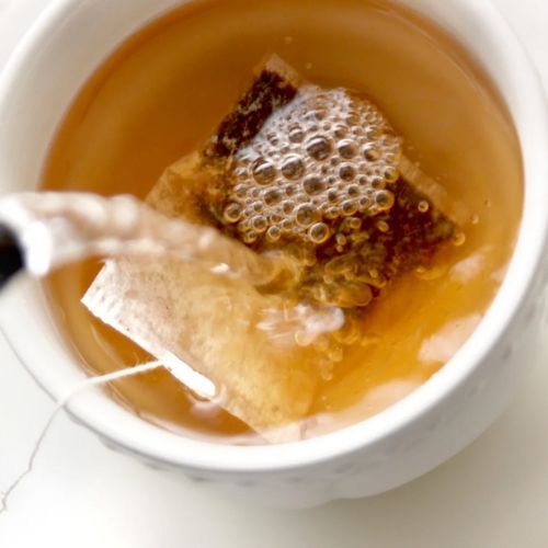 Tęczowy nalot na herbacie. Nie jest obojętny dla zdrowia