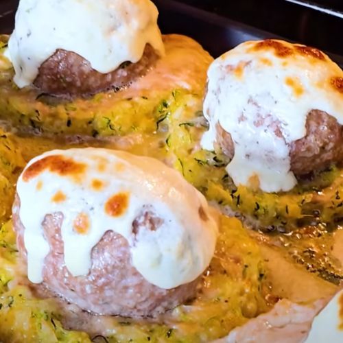 Zetrzyj cukinię i ułóż na niej mięso mielone. Taki obiad podam w długi weekend