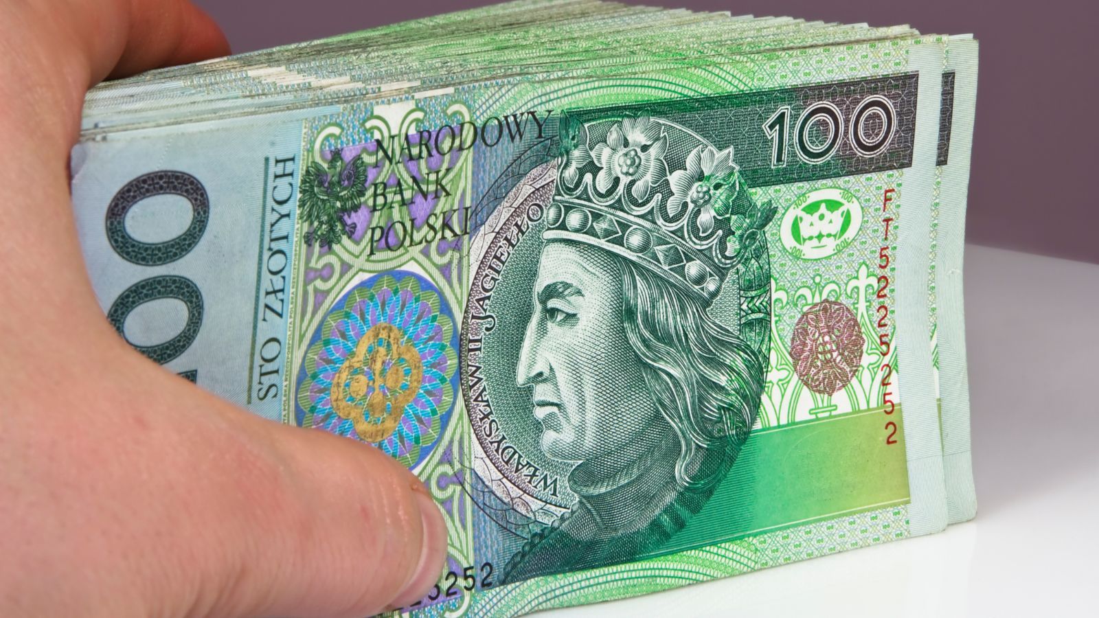 Tyle musisz zarabiać, aby dostać 8 tys. zł emerytury. Ta kwota to nie żart, Polacy się zdziwią