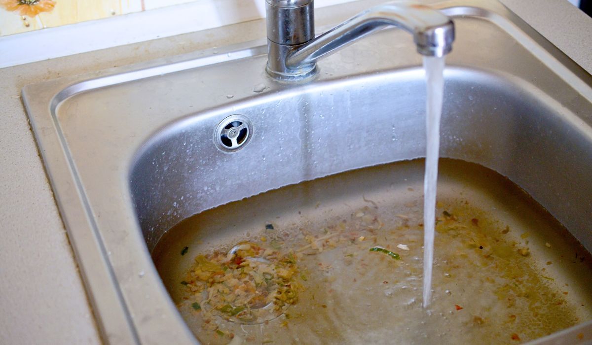 Nie ocet i nie soda. Tym odetkasz zlew gwałtownie i skutecznie