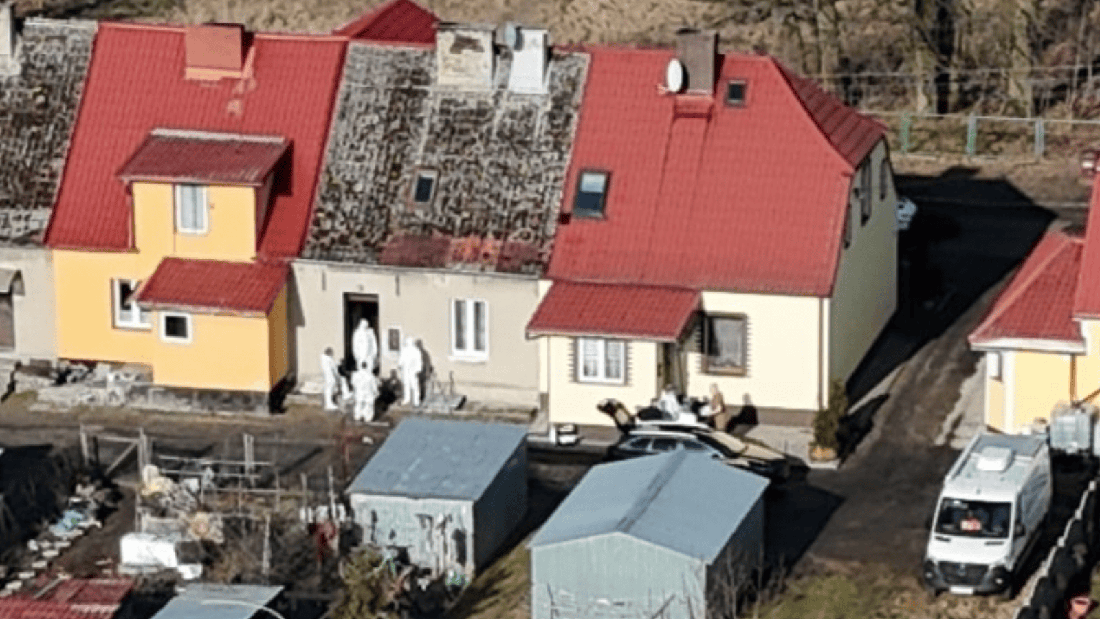 Tragedia we wsi pod Stargardem. Na miejscu pojawili się śledczy w białych kombinezonach, nie żyje młoda kobieta