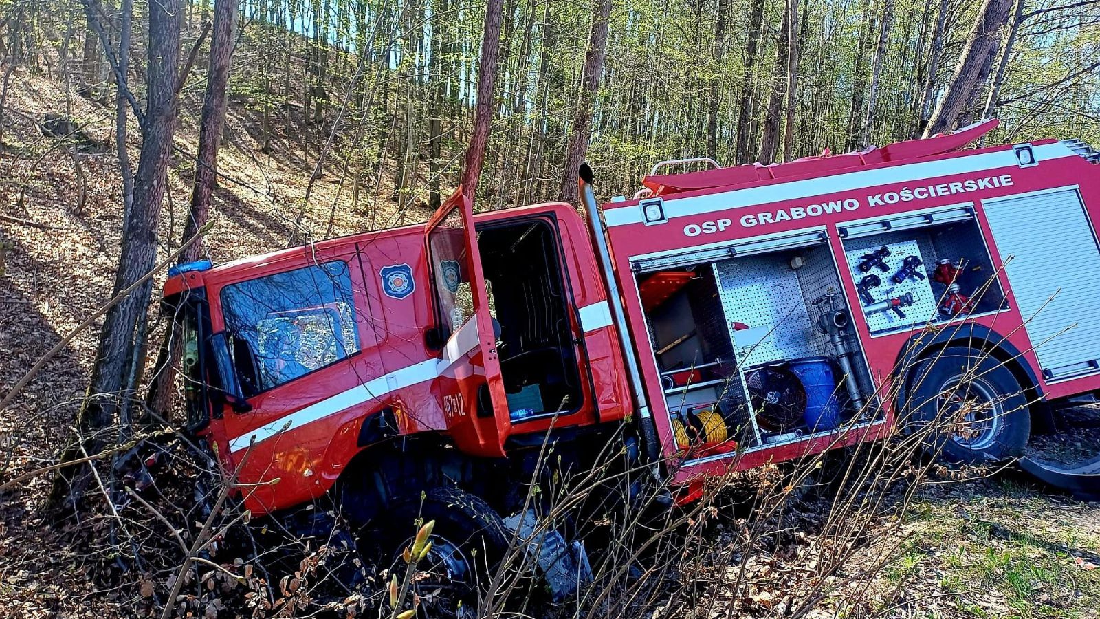 Wypadek z udziałem wozu strażackiego. Nie żyje 22-latek, na miejscu pracują służby