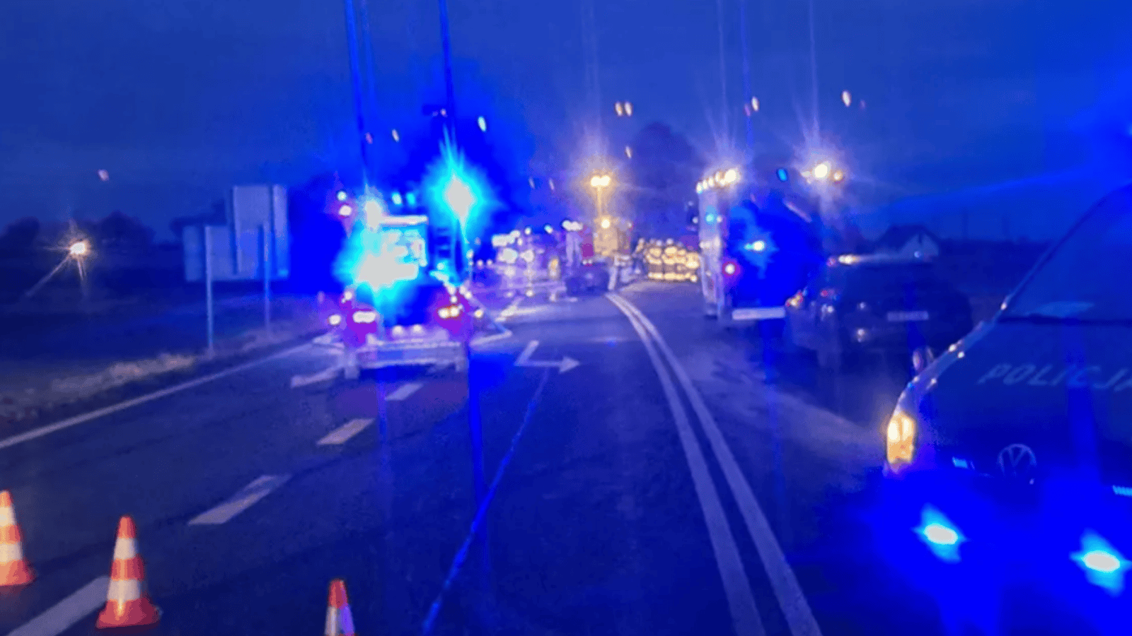 Poranny karambol na polskiej trasie. Zderzyły się cztery auta. Są ranni, trwa akcja służb