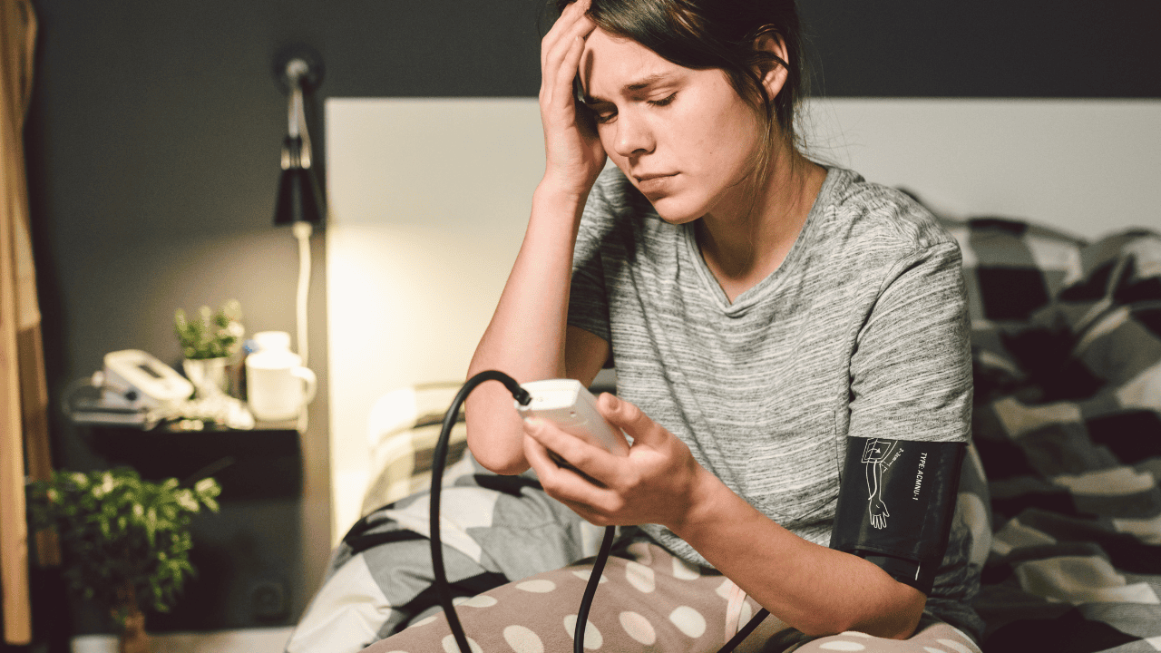 Niebezpieczeństwo, o którym mało kto wie. Nocne nadciśnienie może skończyć się udarem