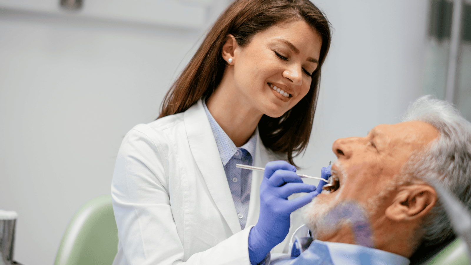 Recesja dziąseł: bagatelizowane objawy i poważne konsekwencje zdrowotne