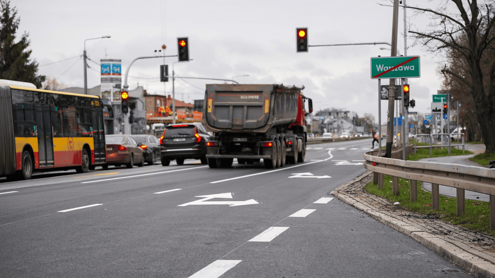 Ruch samochodowy w Warszawie.