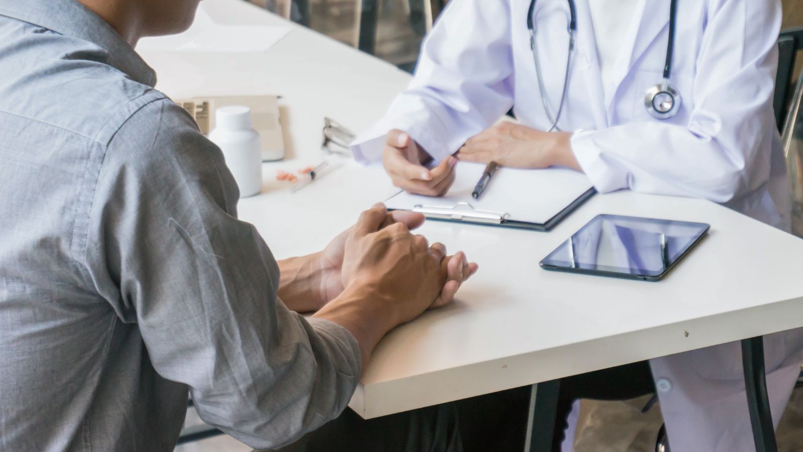 Czy na L4 można wychodzić z domu? Ministerstwo rozwiewa wątpliwości, wiele osób nie wie, co mówi prawo