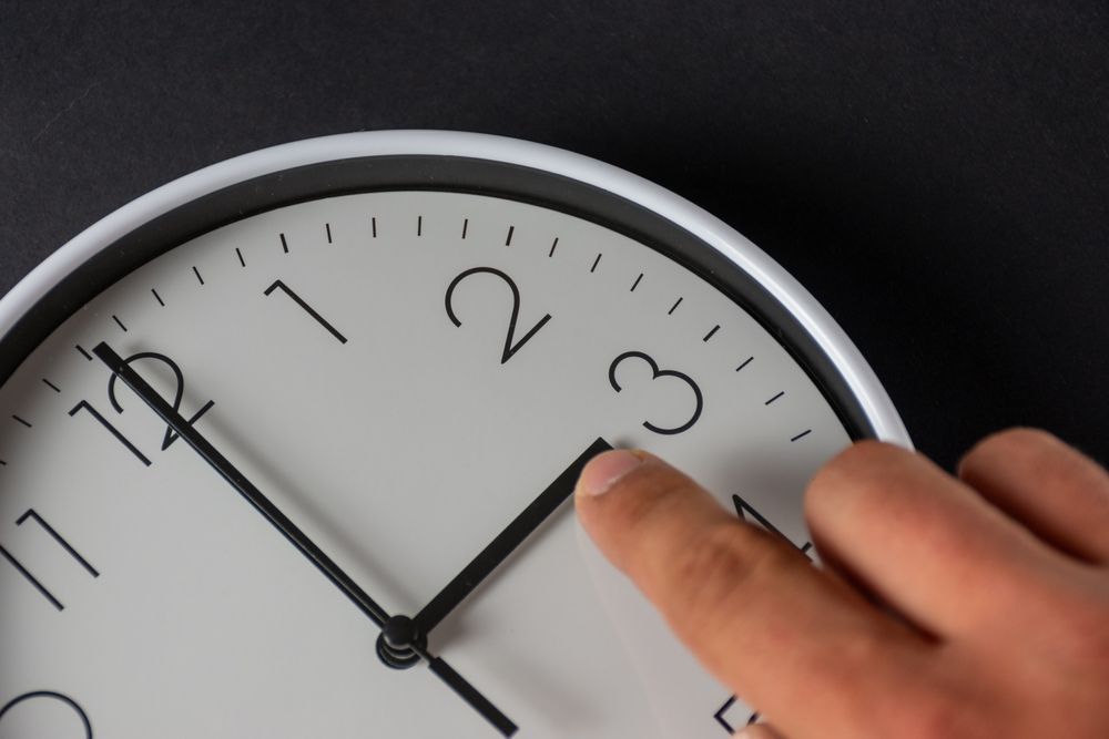 Zmiana czasu na letni. Polacy przestawią zegarki wcześniej, warto pamiętać