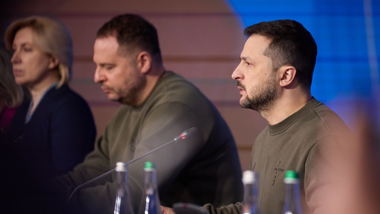 Wczesnym rankiem służby weszły do domu prawej ręki Zełenskiego. Trwa przeszukanie, w tle wielka afera